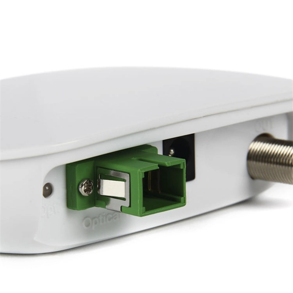 Expansion bends in overhead optical cable lines
